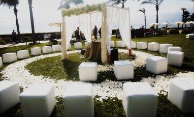 unique-circular-wedding-ceremony-seating